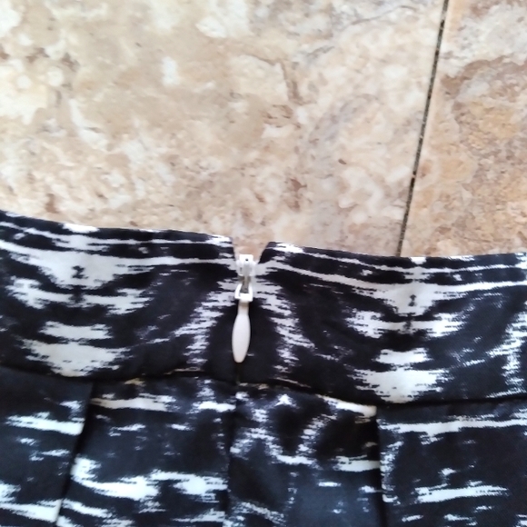 J Crew Black White Abstract print pleated skirt, size 4 - Picture 3 of 9
